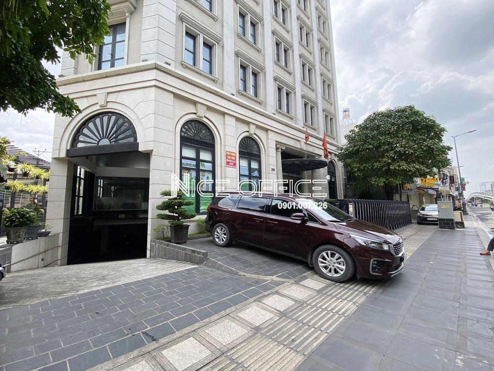 khuon-vien-phia-truoc-toa-nha-nam-viet-building