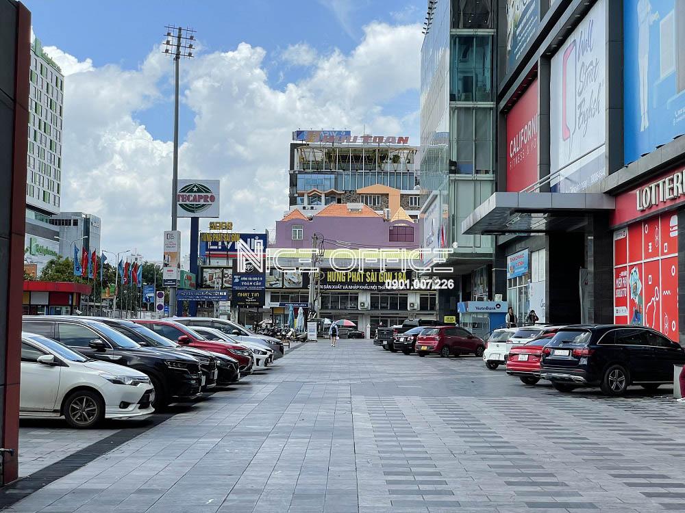 khuon-vien-phia-truoc-toa-nha-pico-plaza