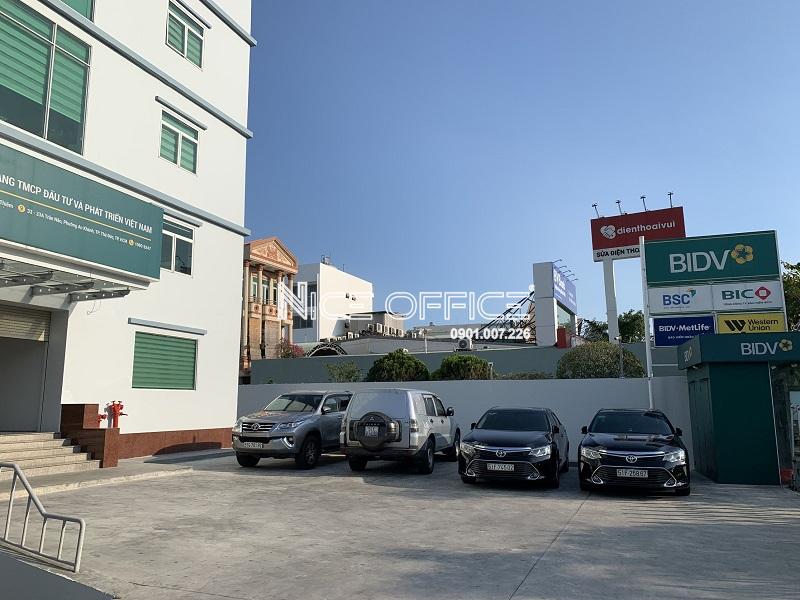 khuon-vien-phia-truoc-toa-nha-thien-dang-building-rong-rai-dau-nhieu-xe-o-to