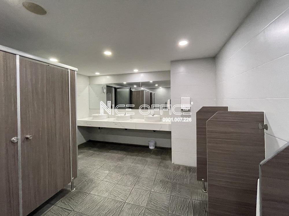 nha-ve-sinh-khu-thuong-mai-pico-plaza