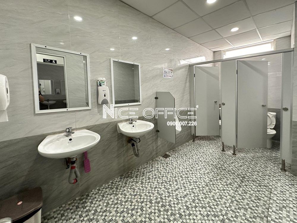 nha-ve-sinh-nam-tai-deli-office