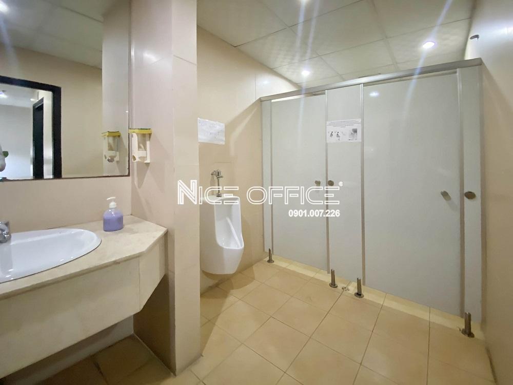 nha-ve-sinh-nam-tai-toa-nha-hong-anh-japan-building