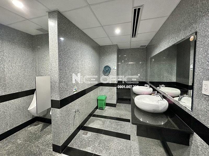 nha-ve-sinh-nam-tai-vrg-building