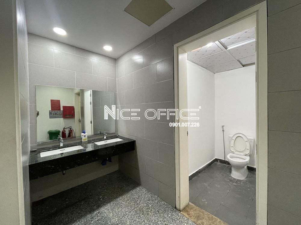 nha-ve-sinh-tai-moi-tang-nam-viet-building