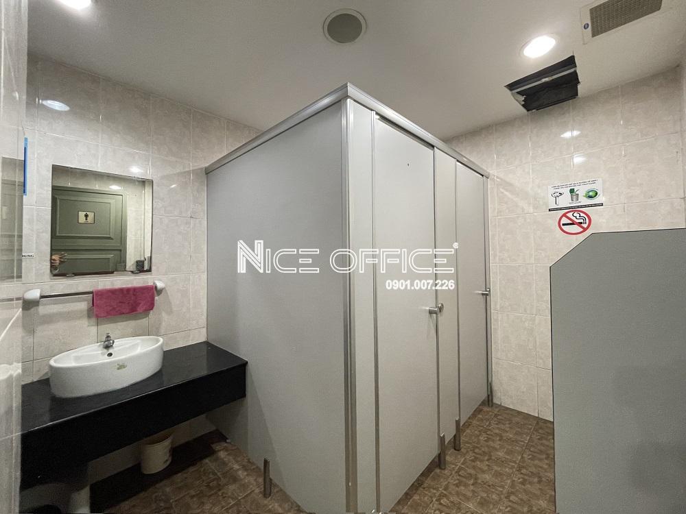 nha-ve-sinh-tai-moi-tang-toa-nha-pico-plaza