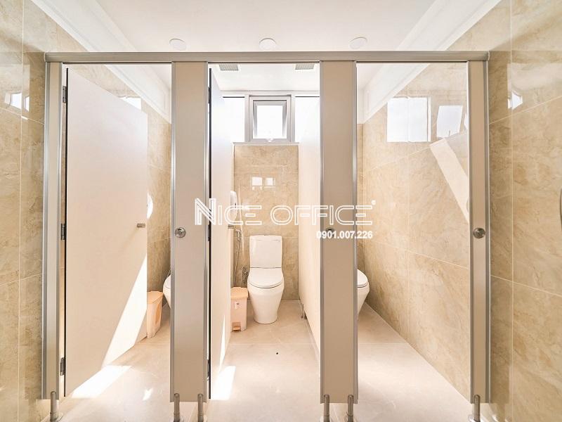 nha-ve-sinh-tai-moi-tang-toa-nha-tgi-building (2)