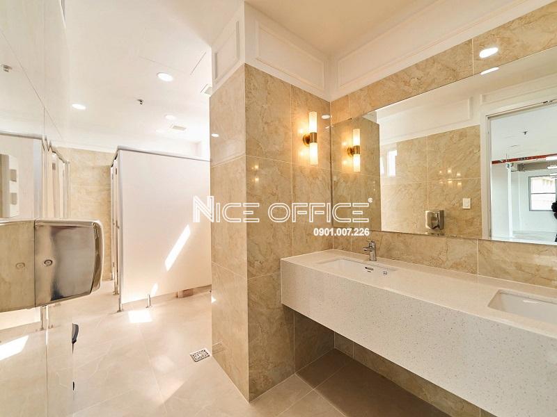 nha-ve-sinh-tai-moi-tang-toa-nha-tgi-building