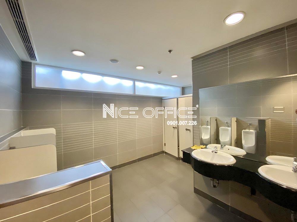 nha-ve-sinh-tai-toa-nha-bao-sai-gon-giai-phong-quan-3