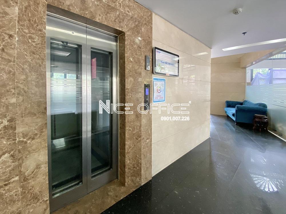 thang-may-b-tai-toa-nha-nam-viet-building