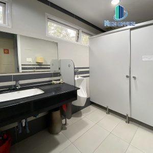 Toilet Nam tại mỗi tầng tòa nhà Beta Tower