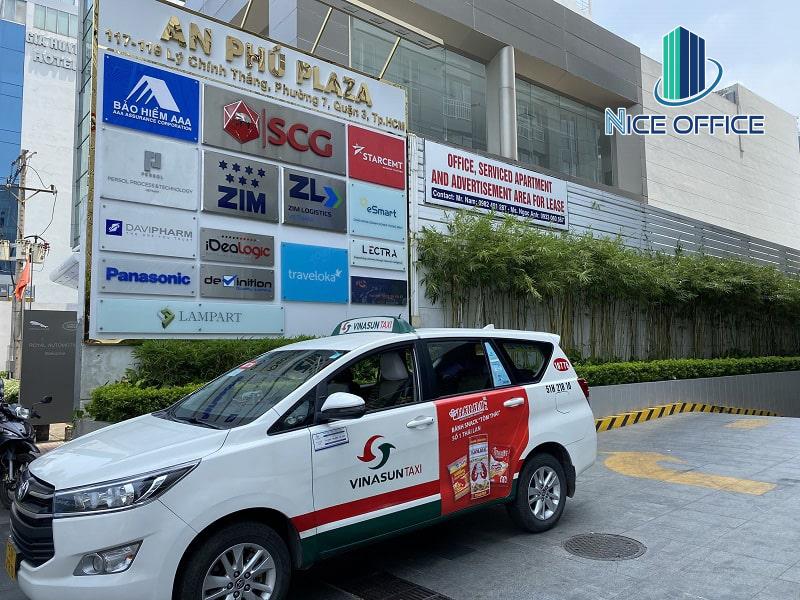 Bảng tên doanh nghiệp đặt phía trước lối vào tòa nhà An Phú Plaza