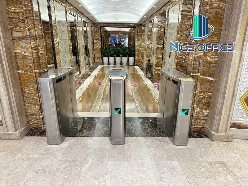 Cổng ra vào dùng thẻ từ hiện đại tại tòa nhà Saigon Times Square