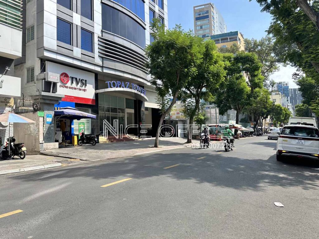 Đường Phó Đức Chính phía trước tòa nhà Topaz Building