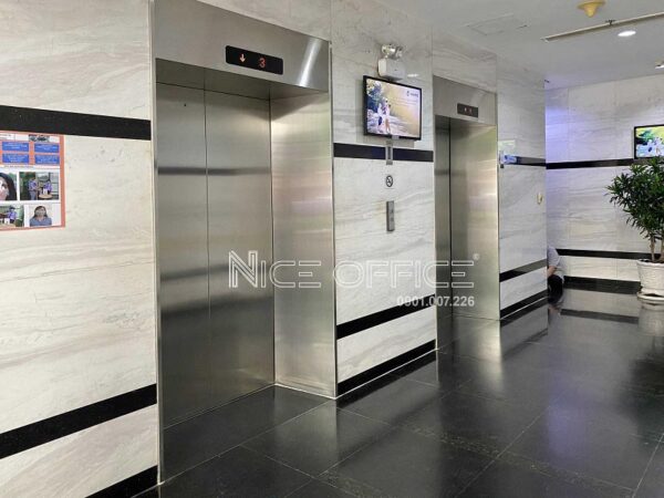 Hai thang máy tốc độ cao tại tòa nhà TMS Building