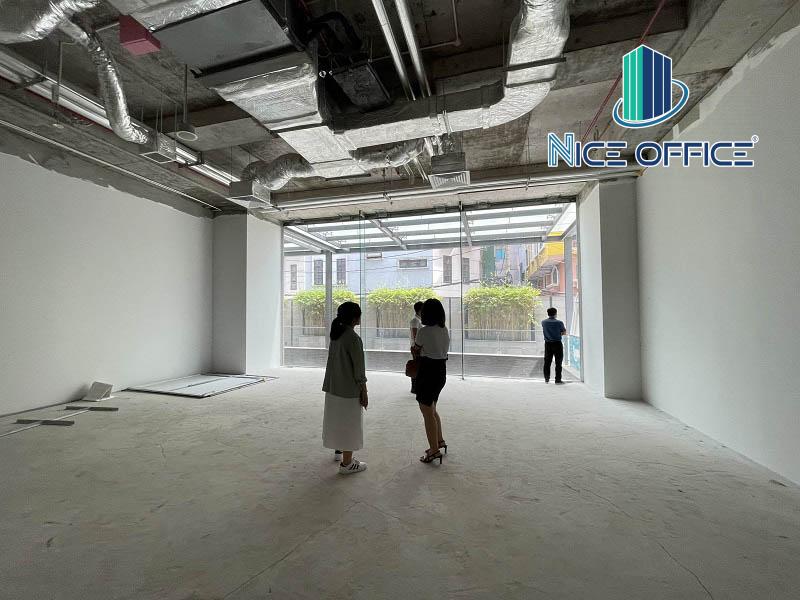 Khách hàng được Nice Office đưa đi khảo sát mặt bằng trệt tòa nhà Sonatus Tower