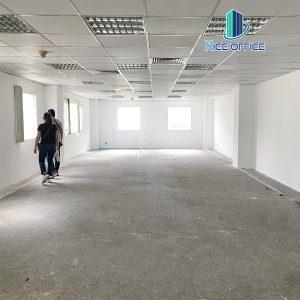 Khách hàng đi khảo sát mặt bằng trống tại tòa nhà Thiên Sơn Building