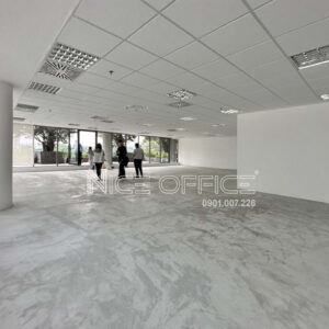 Khách hàng đi khảo sát mặt bằng trống tại tòa nhà President Place