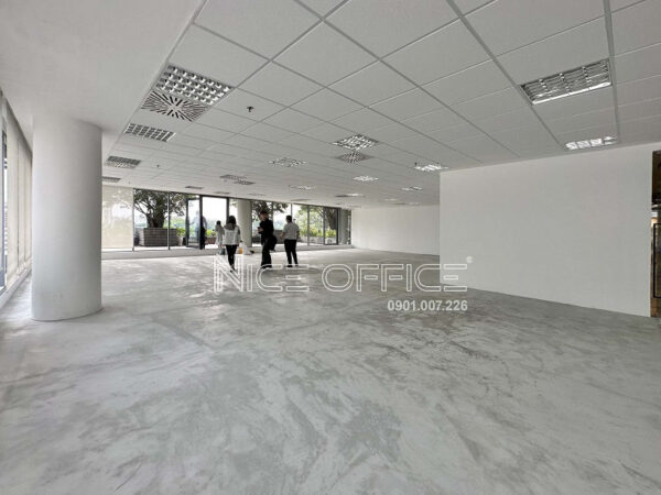 Khách hàng đi khảo sát mặt bằng trống tại tòa nhà President Place