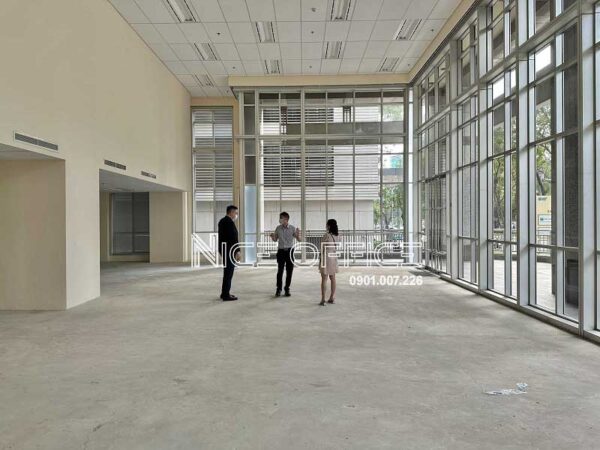 Khách hàng đi khảo sát mặt bằng trống tại tòa nhà Saigon Tower