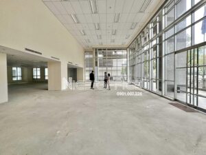 Khách hàng đi khảo sát mặt bằng trống tại tòa nhà Saigon Tower