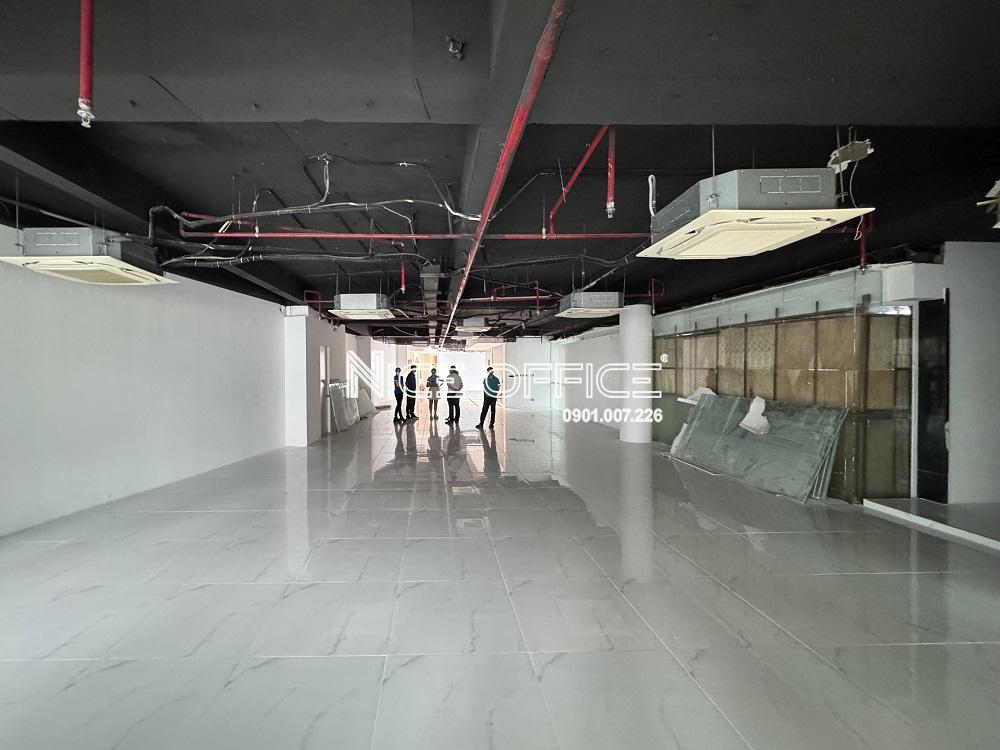 khach-hang-di-xem-mat-bang-tai-dashaus-the-interlace