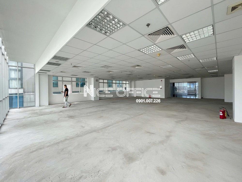 khach-hang-di-xem-mat-bang-trong-tai-halo-building-premium