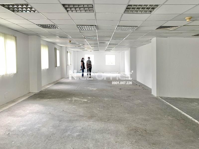 khach-hang-di-xem-mat-bang-trong-tai-thien-son-building