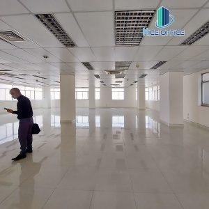 Khách hàng đi xem mặt bằng trống tại tòa nhà Tuildonai Building