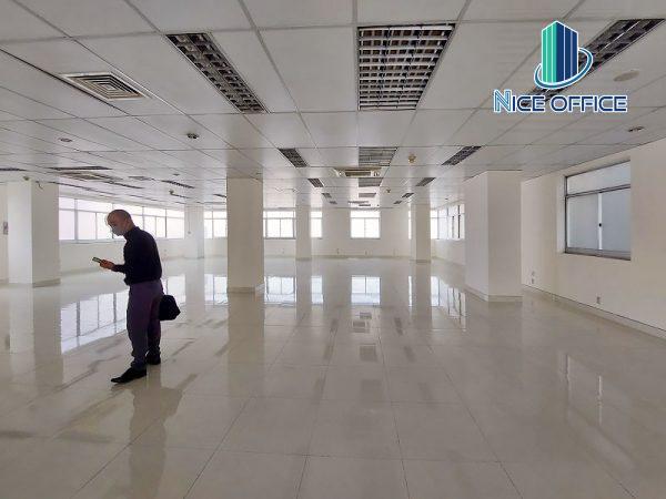 Khách hàng đi xem mặt bằng trống tại tòa nhà Tuildonai Building