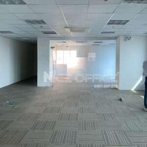 Khách hàng đi xem văn phòng tại tòa nhà Topaz Building