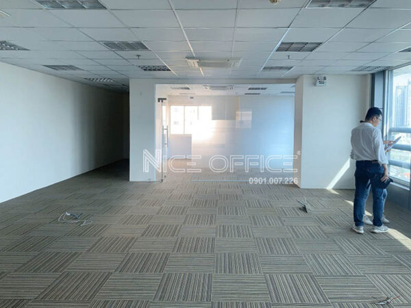 Khách hàng đi xem văn phòng tại tòa nhà Topaz Building