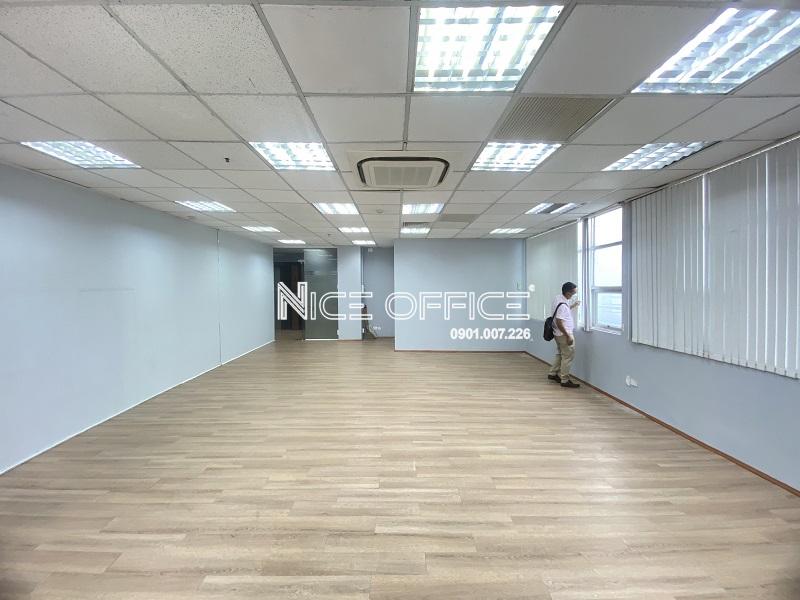 khach-hang-di-xem-van-phong-trong-tai-toa-nha-gb-building-quan-3