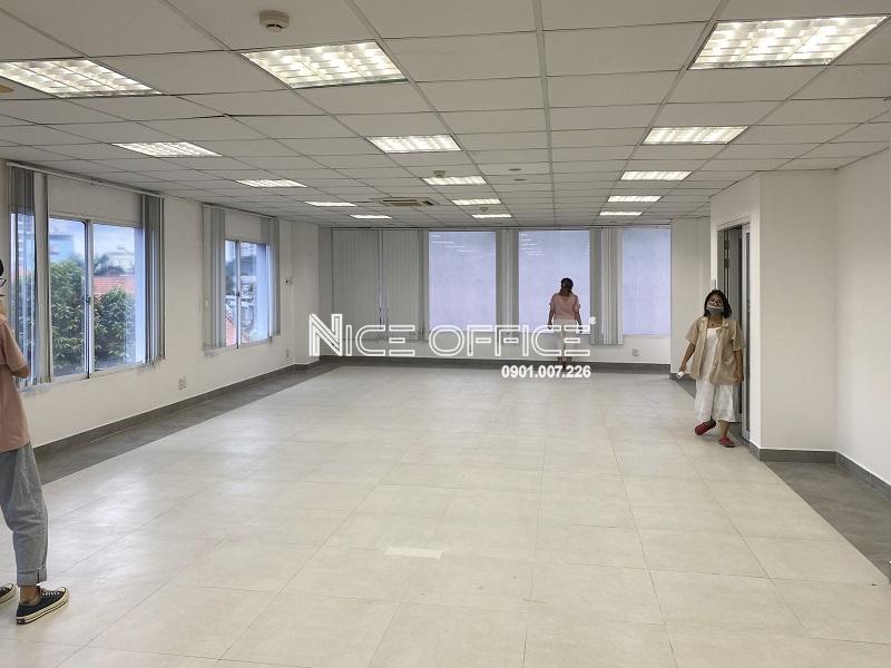 khach-hang-di-xem-van-phong-trong-tai-toa-nha-le-huynh-building