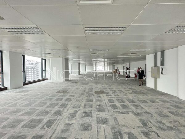 Khách hàng Nice Office đi khảo sát mặt bằng trống tại tòa nhà Saigon Times Square