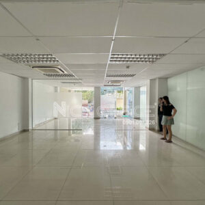 Khách hàng xem mặt bằng trống tại tòa nhà Emerald Tower