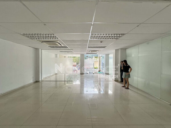 Khách hàng xem mặt bằng trống tại tòa nhà Emerald Tower
