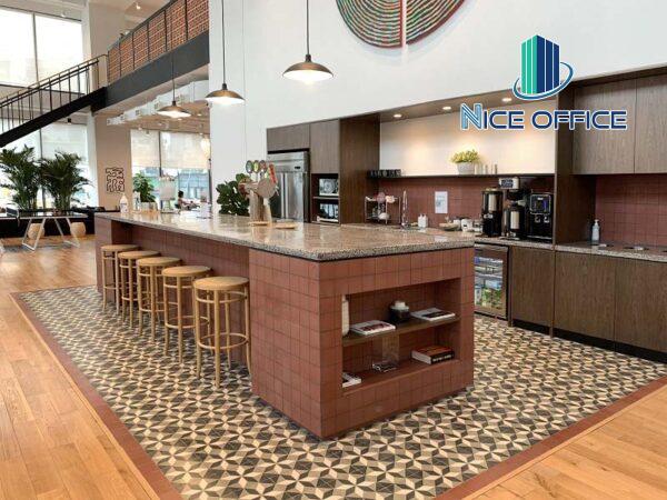 Khu vực pantry tại The Sentry có sẵn trà, cafe, nước lọc những món bánh điểm tâm nhẹ.