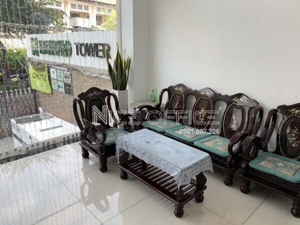 Khu vực tiếp khách tại tầng trệt tòa nhà Emerald Tower
