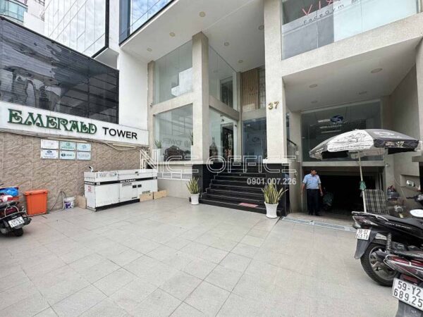 Khuôn viên phía trước tòa nhà Emerald Tower