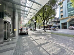Khuôn viên phía trước tòa nhà President Place