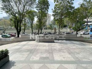 Khuôn viên phía trước tòa nhà Saigon Tower