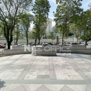 Khuôn viên phía trước tòa nhà Saigon Tower