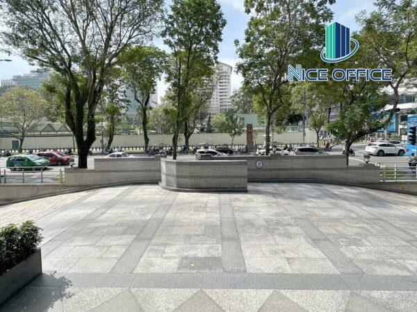 Khuôn viên phía trước tòa nhà Saigon Tower