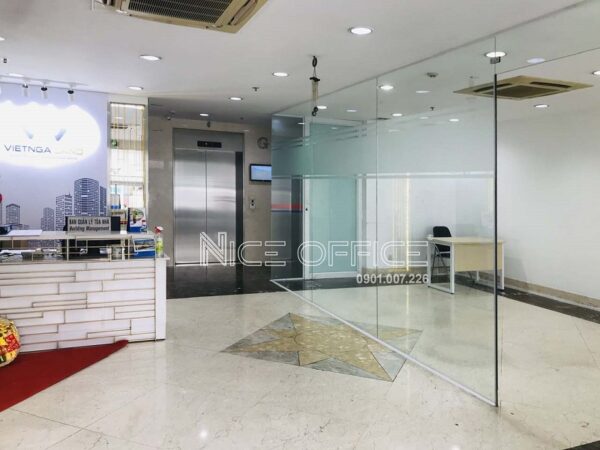 Lễ tân và thang máy tại tòa nhà Việt Nga Building