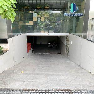 Lối xuống hầm xe dành cho nhân viên và khách hàng khi tới làm việc tại tòa nhà