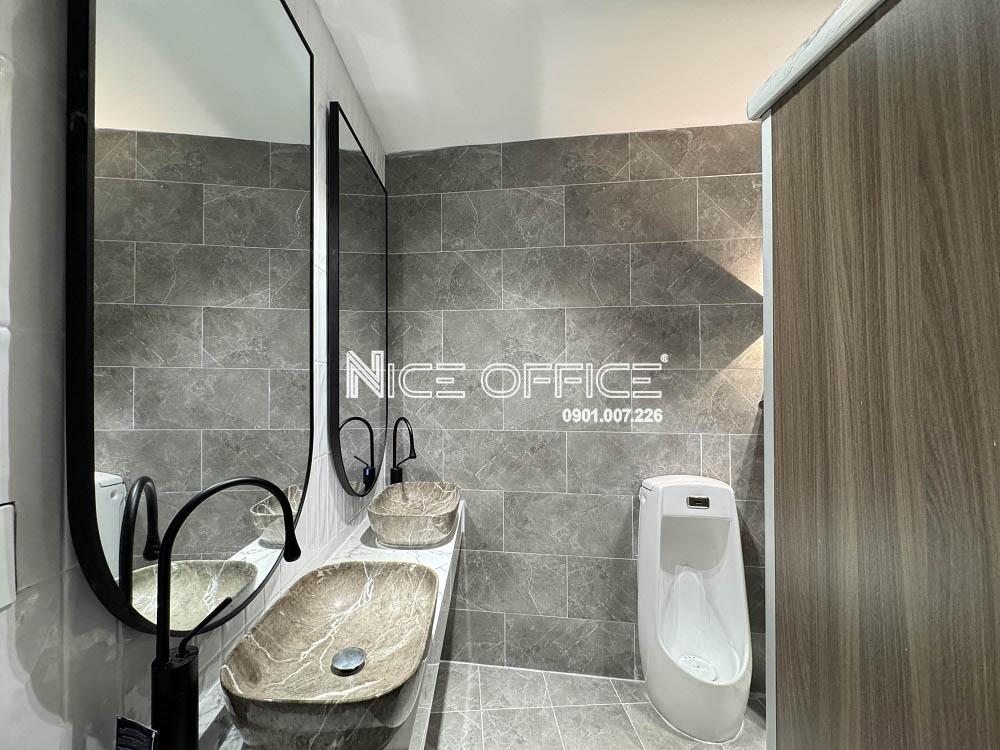 nha-ve-sinh-nam-tai-dashaus-the-interlace-1