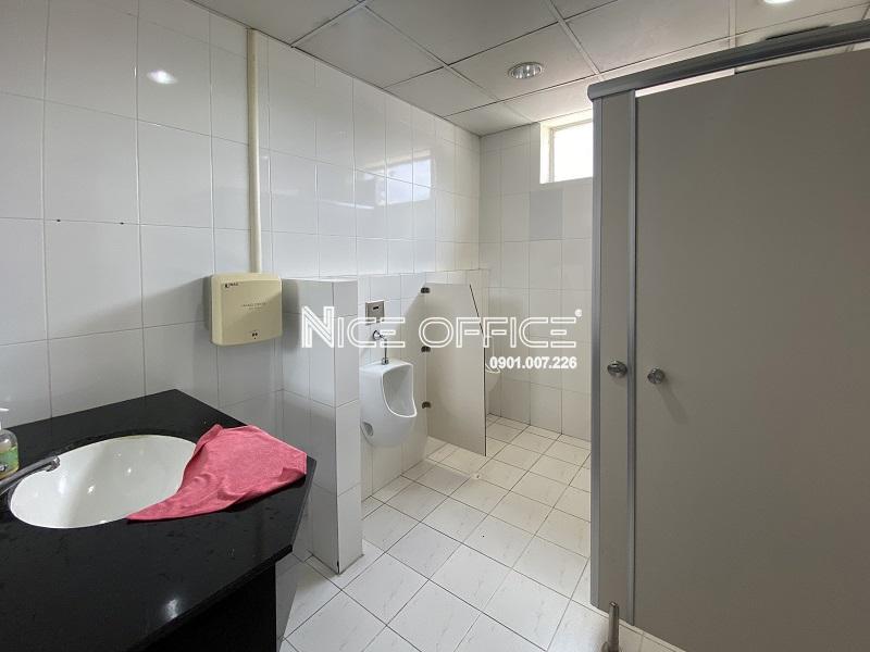 nha-ve-sinh-nam-tai-toa-nha-phuong-nam-building