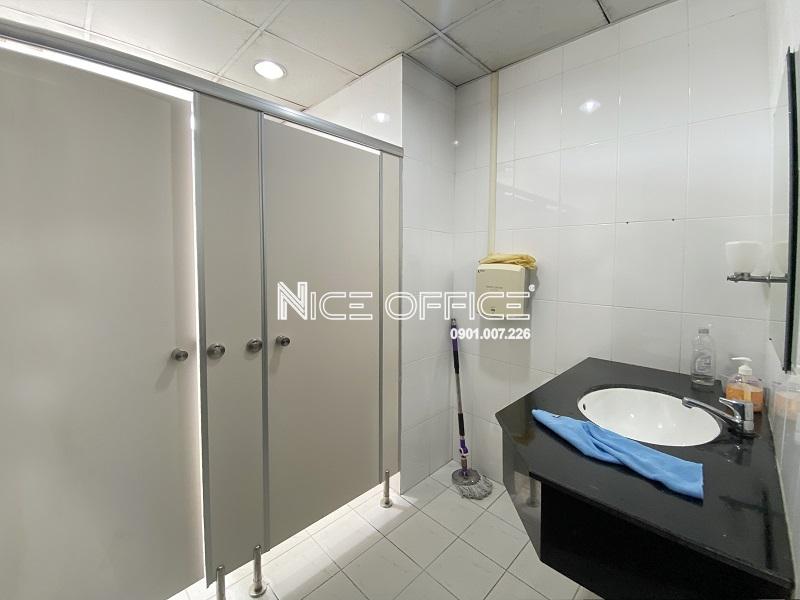 nha-ve-sinh-nu-tai-toa-nha-phuong-nam-building