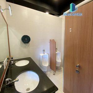 Toilet tại Mios Building luôn được vệ sinh sạch sẽ