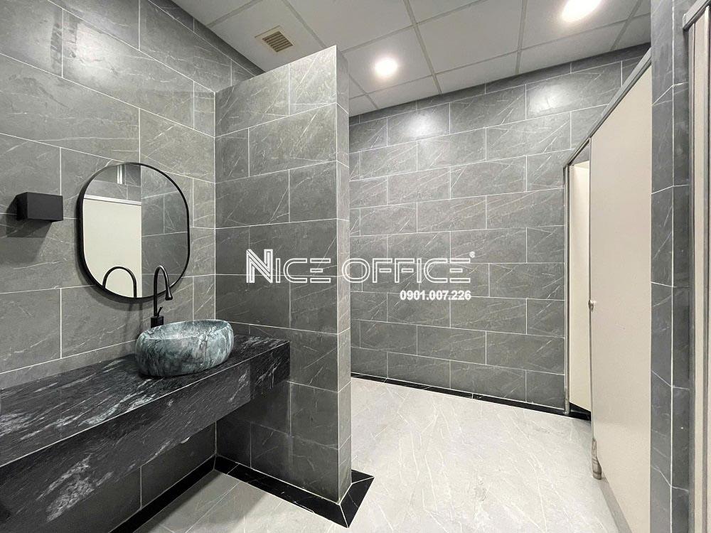 nha-ve-sinh-tai-moi-tang-halo-building-premium